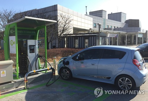 Installing charging devices for electric vehicles (EV) at gas stations will become easier as early as August of this year. (Image : Yonhap)
