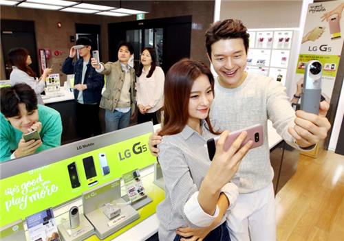 After its launch on March 31, sales of the G5 almost tripled the first day sales of LG’s previous flagship phone, the G4. (Image : Yonhap)