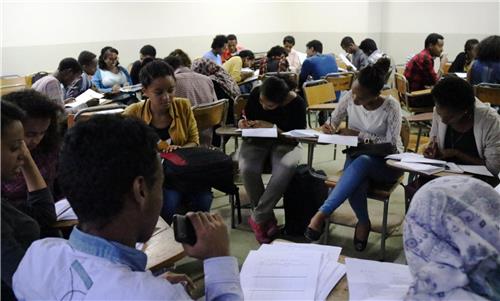 The Korean language course open at Addis Ababa University is packed for the fourth year. More than 200 students applied for the class, which has an 80-student limit. (Image : Yonhap)