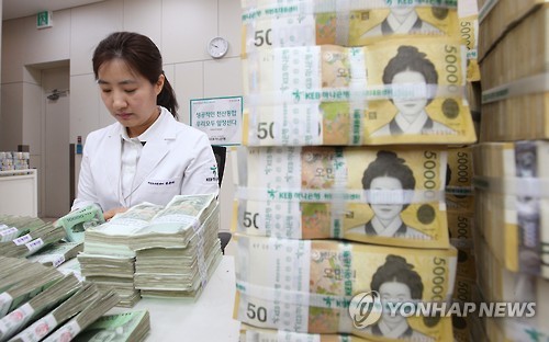Following Wednesday’s unexpected election results that saw the opposition Minjoo Party perform much better than expected, previous calls for quantitative easing from the Saenuri Party are increasingly unlikely to come to fruition. (Image : Yonhap)