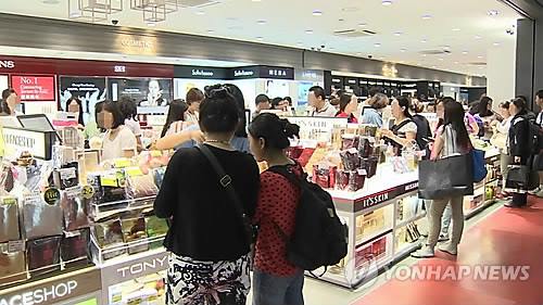 Sales of Korean cosmetics abroad have shown dramatic growth over the past few years, with exports now eclipsing the three trillion won mark. (Image : Yonhap)
