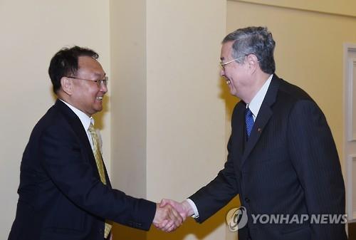 South Korea's Finance Minister Yoo Il-ho (L) shakes hands with People's Bank of China Gov. Zhou Xiaochuan on the sidelines of an annual meeting of the Inter-American Development Bank (IDB) in the Bahamas on April 11, 2016. (Image :  Ministry of Strategy and Finance)