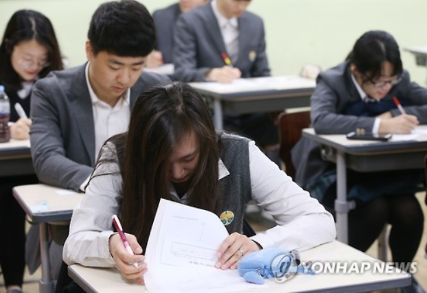 It is no secret that Korean students spend most their time studying with least leisure time for relaxing. (image: Yonhap)