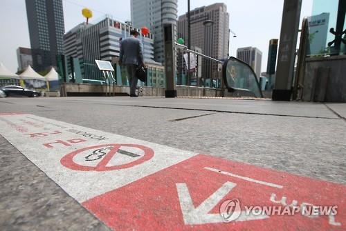 The regulation forbids smoking within 10 meters of all subways exits in Seoul. (image: Yonhap)
