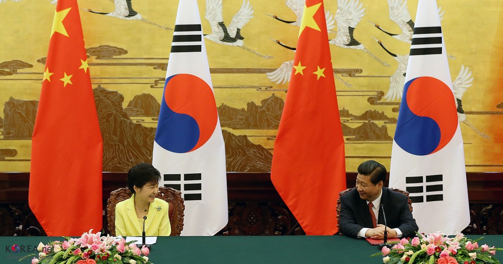 Korea-China press conference with President Park Geun-hye (left) and President Xi Jinping (right) in 2013. (image: Wikimedia)