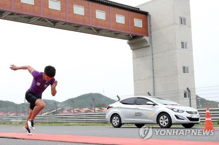 Kim’s competitor, a Hyundai Avante, crossed the line in a time of 7.544 seconds, with Kim tailing behind at 7.739. (image: Yonhap)