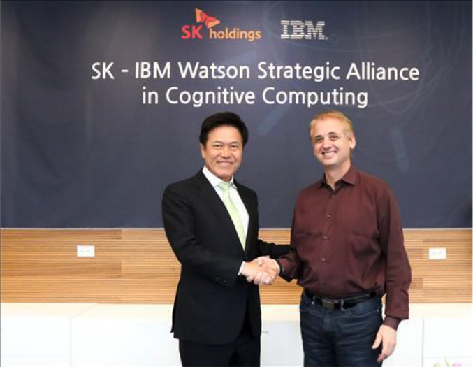Park Jung-ho, who heads SK Holdings C&C (R), poses for a photo with David Kenny, who oversees IBM Watson. (image: SK)