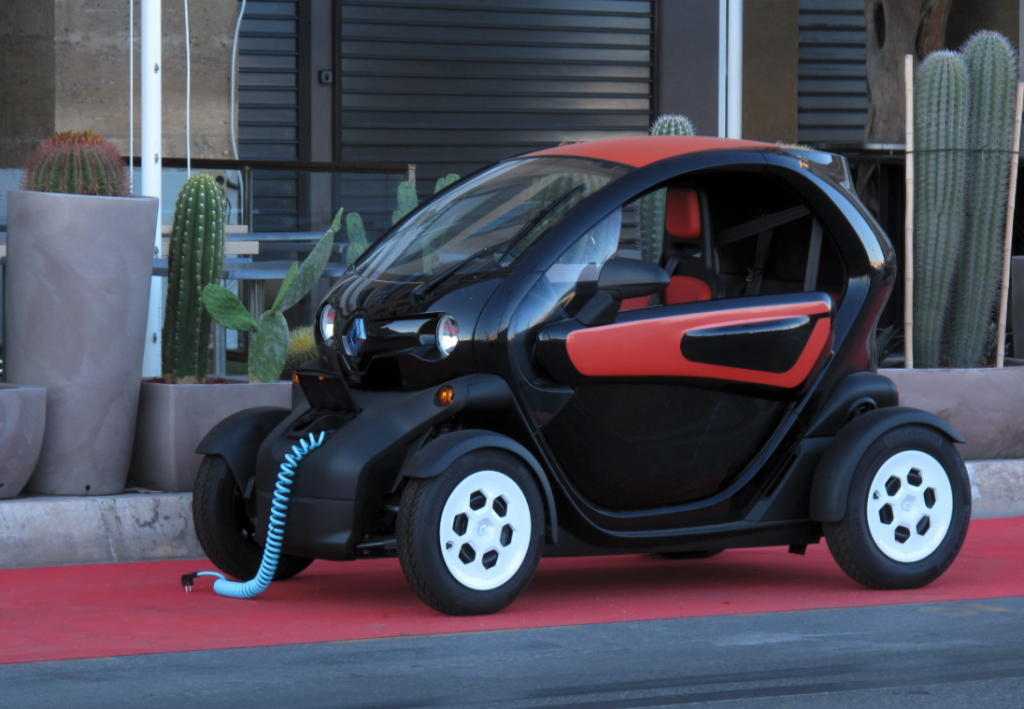 The Twizy can travel up to 100km on a full charge. Over 10,000 units have already been sold in Europe. (image: Wikipedia)