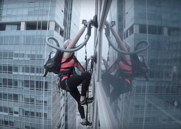 How to Climb a 33-Storey Building with a Vacuum Cleaner