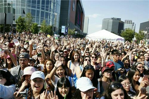 K-pop Fans Pack KCON 2016 New York Event