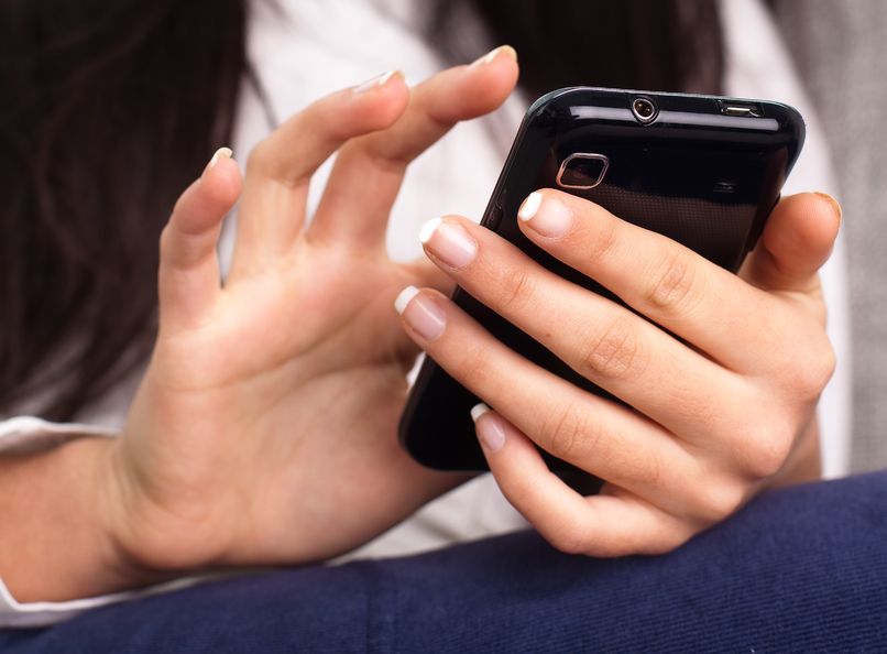 “We believe the higher susceptibility of addiction in women results from their more frequent use of smartphones to communicate and create social relationships compared to men,” said the team. (image: KobizMedia/ Korea Bizwire)