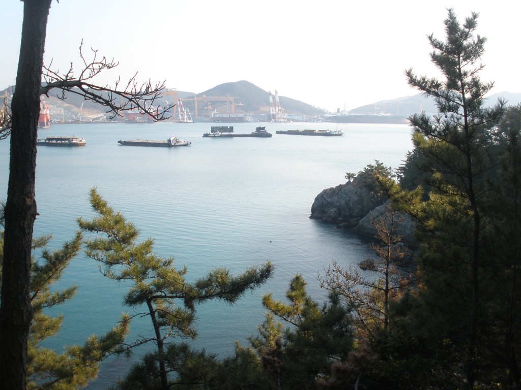 Geoje is made up of a number of islands just off the coast of Busan, and it is also the main hub for the two major shipbuilding companies in South Korea, Daewoo Shipbuilding & Marine Engineering (DSME) and Samsung Heavy Industries (SHI). (image: Wikimedia)