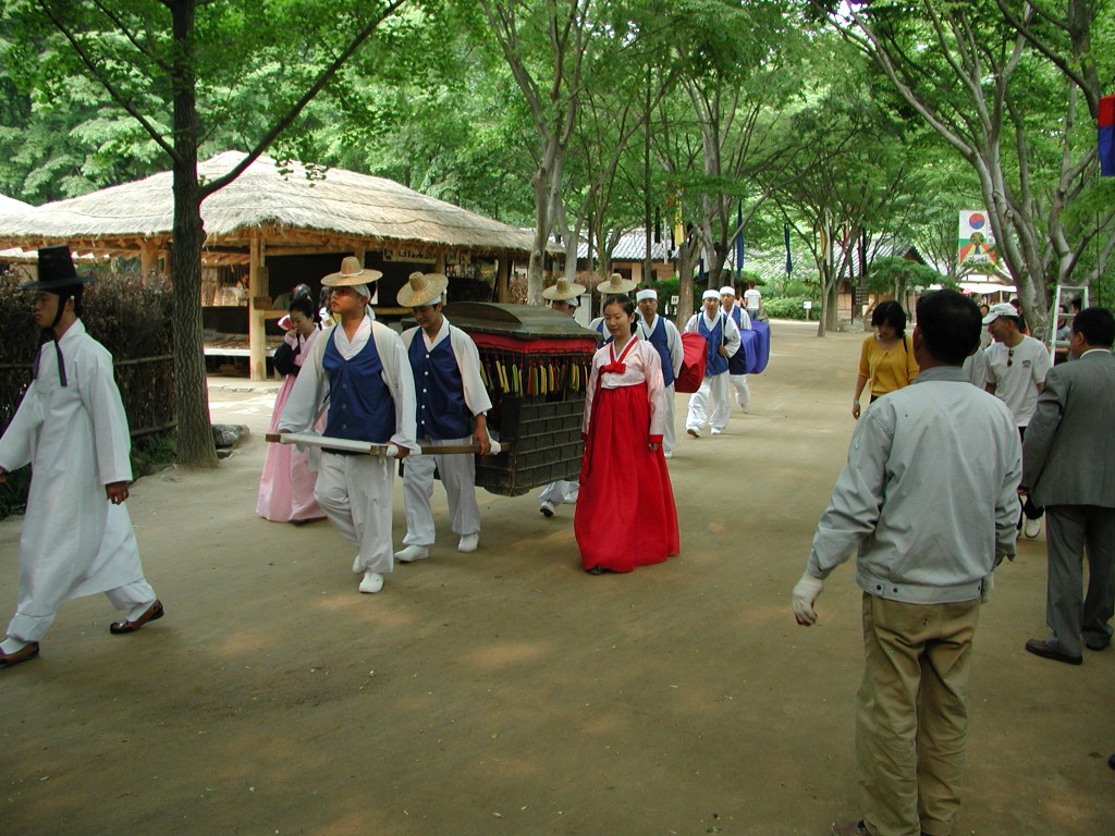 The destinations of the tour programs include "Minsokchon," a traditional village from the Joseon era (1392-1910) in Yongin, Gyeonggi Province. (image: Wikimedia)