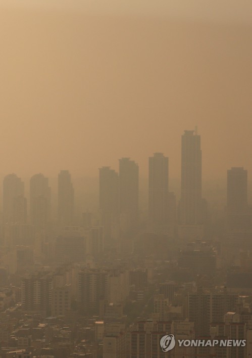 Once the ozone concentration exceeds 0.11 ppm (hourly average), the government issues an ‘ozone watch’. When it reaches 0.3 ppm, an ‘ozone warning’ is issued, and for 0.5 ppm and above, a ‘critical ozone warning’ is announced. (image: Yonhap)