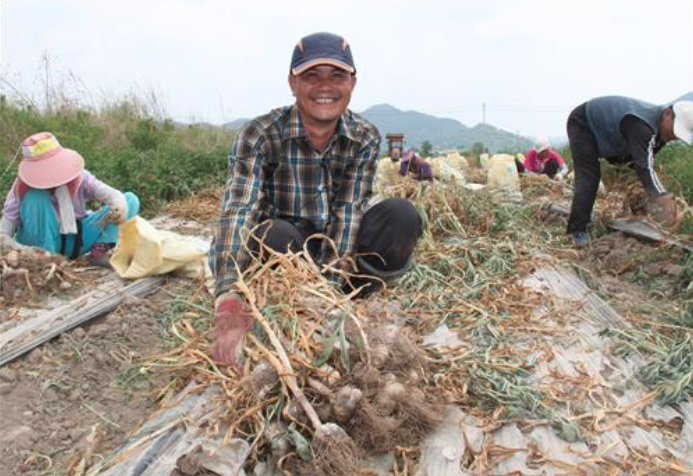 “I’m a little frustrated when it comes to communicating, but with my sister and brother-in-law around, I have no real difficulties,” said Tran. “I’m planning on using my three-month salary to expand my farm back home.” (image: Yonhap)