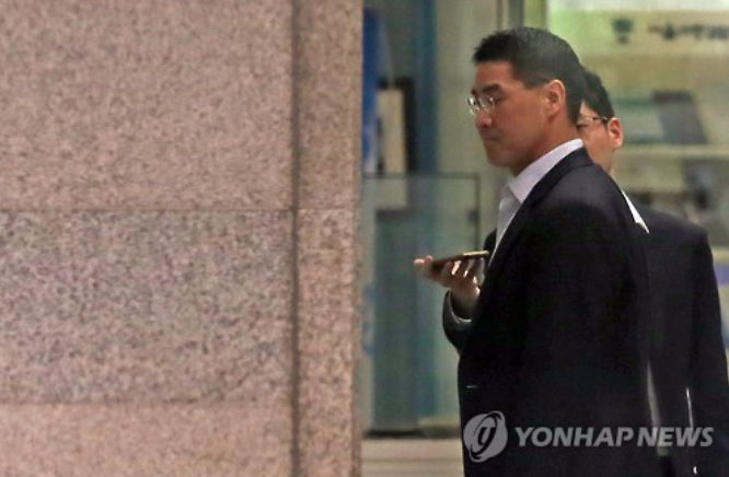 John Lee, former CEO of the South Korean unit of Oxy Reckitt Benckiser, appears at the Seoul Central District Prosecutors' Office to face questioning over the British firm's toxic humidifier sterilizer. (image: Yonhap)