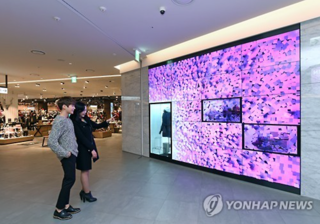 Digital signage refers to display devices that show advertisements and information in public or commercial areas through networks. Last year, South Korea accounted for 19 percent of the global digital signage market. (image: Yonhap)