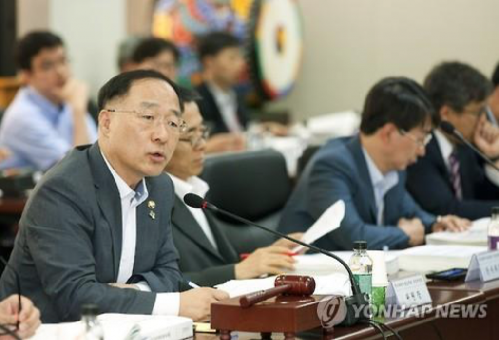 Hong Nam-ki, vice minister of science, ICT and future planning. presides over a science and technology policy meeting in the ministry's building in Gwacheon, Gyeonggi Province, on June 26, 2016. (image: Ministry of Science, ICT and Future Planning)