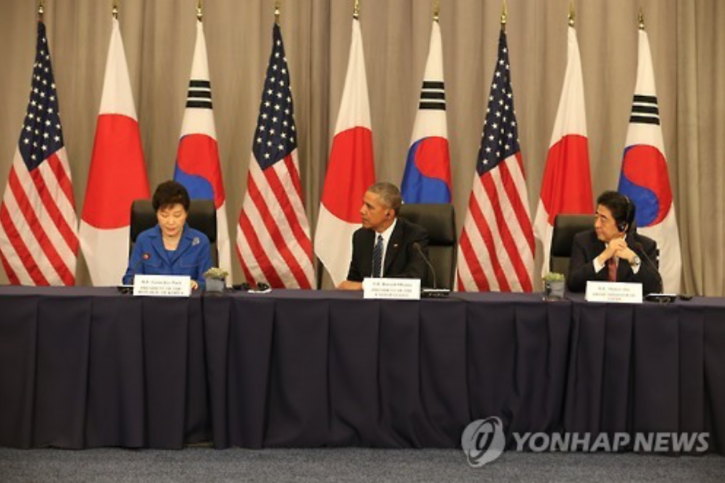 South Korean President Park Geun-hye (L), U.S. President Barack Obama (C) and Japanese Prime Minister Shinzo Abe hold trilateral talks on the margins of the Nuclear Security Summit in Washington on March 31. The three leaders reaffirmed their unity in trying to deter North Korea's provocations, while Park warned that further belligerence by the North will be met with tougher sanctions. (image: Yonhap)