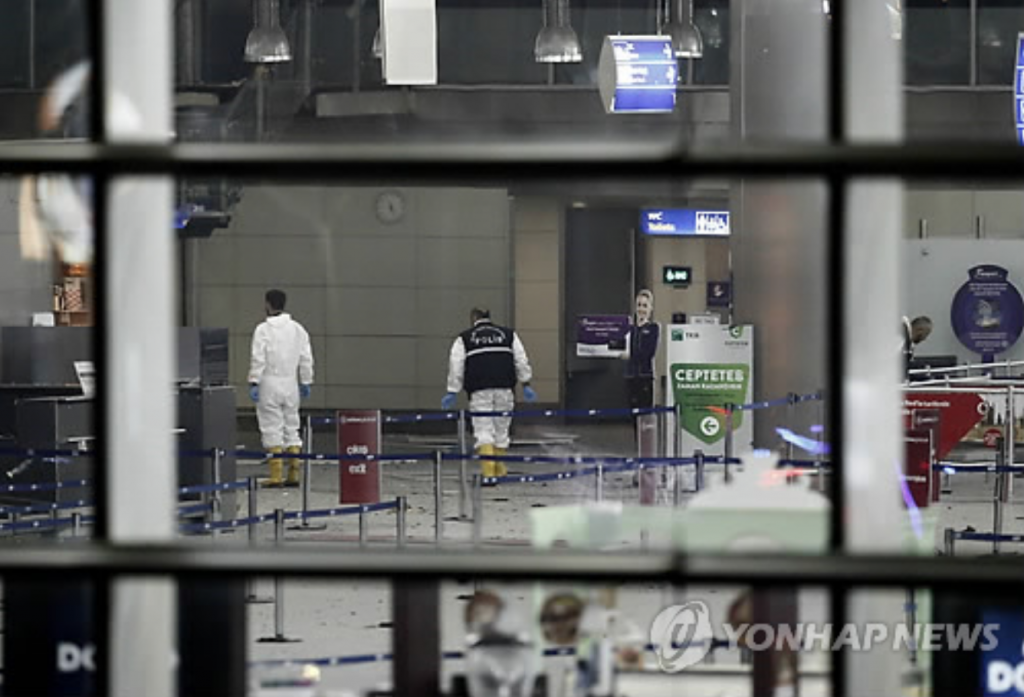 On Tuesday (local time), suicide bombers attacked Istanbul's Ataturk airport, leaving more than 30 people dead and over 100 injured. No group has yet claimed responsibility for the attack. (image: Yonhap)