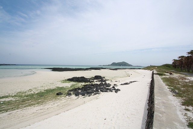 The beautiful beaches of Jeju Island, some of the most sought after vacation destinations in Korea, are slowly disappearing. (image: Pixabay)