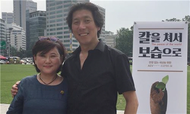 Korean sculptor Kim Seo-kyung and her husband Kim Woon-sung (image: Yonhap)