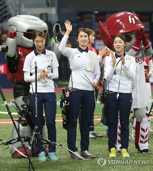 Members of the Olympics team: Choi Mi-sun (L), Ki Bo-bae (C), Jang Hye-jin (R). (image: Yonhap)