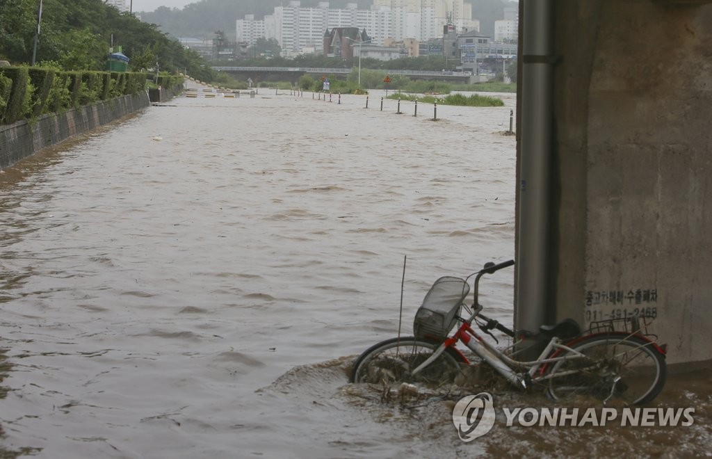 Overflowing Musim River in Cheongju.