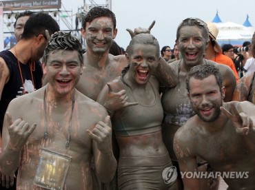 Thousands of Foreigners Flock to Boryeong Mud Festival