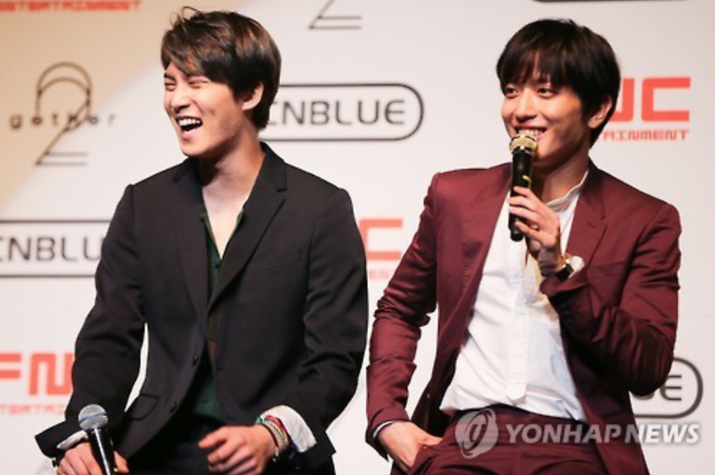 Jung Yong-hwa (R) and Lee Jong-hyun (L), members of the Korean rock band CNBLUE, were found not guilty and summarily indicted with 20 million won in fines, respectively. (image: Yonhap)