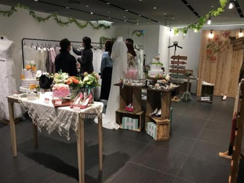 Hyundai Department Store was the first to present self-wedding pop-up stores in April (Samseong-dong branch) and June (Pangyo branch). The stores were met with positive responses, and the company is planning the official launch of a self-wedding corner in its stores. (image: Hyundai Department Store)