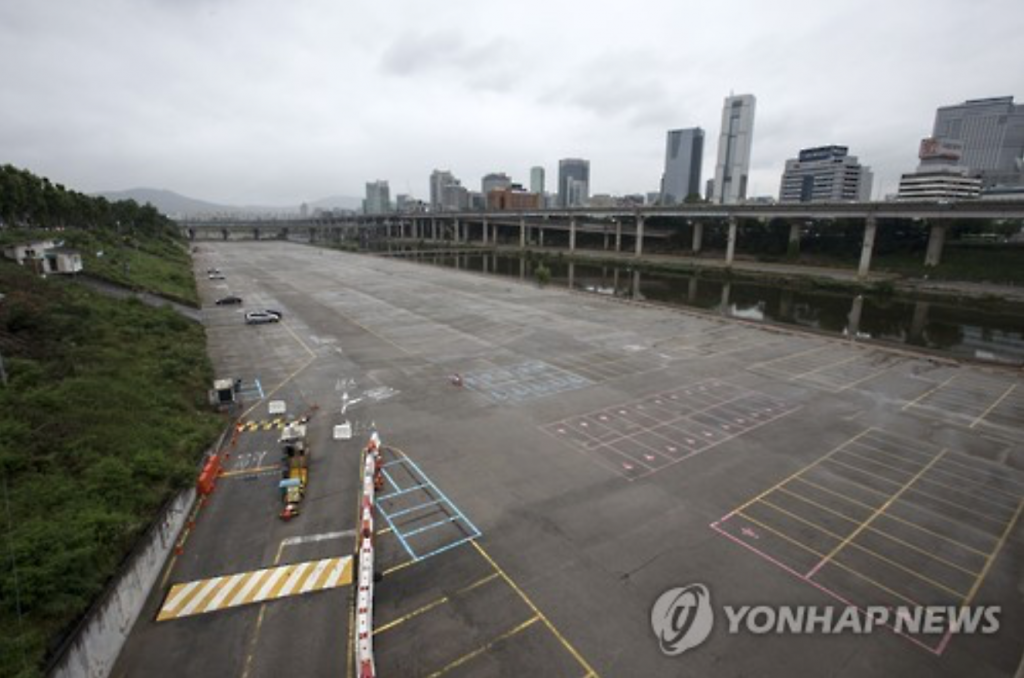 A mammoth parking lot near a major stream in eastern Seoul is empty on July 4, as cars have been moved in preparation for downpours.