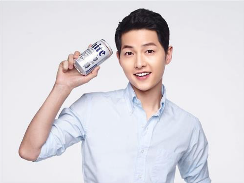 Song Joong-ki, the lead actor who clinched fame from the drama "Descendants of the Sun," was recruited by Hite Jinro. The company had already reaped ad effects from another celebrity model, singer IU. (image: Hite Jinro)