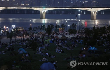 Seoulites Seek Shelter in Public Parks amid Heat