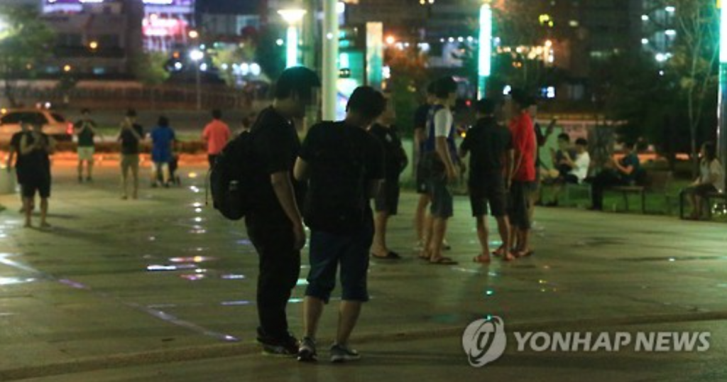 People crisscross a park in the city of Sokcho on South Korea's east coast to play Pokemon Go. (image: Yonhap)