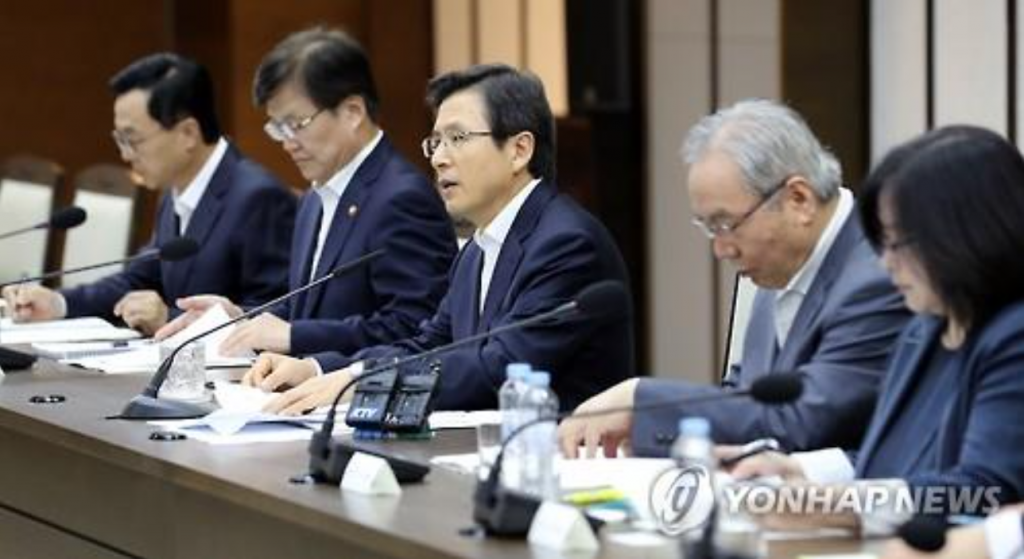 Prime Minister Hwang Kyo-ahn (C) presides over the 6th meeting of the Atomic Energy Commission at the Seoul Government Complex on July 25, 2016. (image: Yonhap)