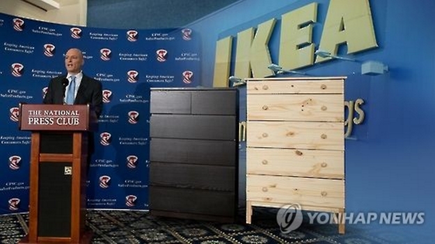There have been numerous reports of Malm dressers manufactured by IKEA tipping forward and causing injuries and deaths to children, and in response to customer concerns, the company decided to recall 29 million dressers in the United States and 6.6 million in Canada. (image: Yonhap)