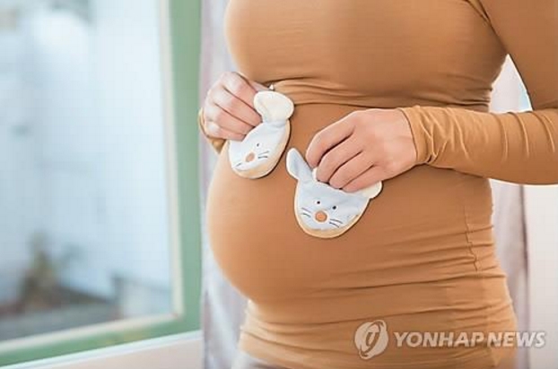 According to the Korea Land & Housing Corporation, an incentive can be given to a couple with an unborn child when they bid for a regular lottery of public apartments or special pre-sales for newlyweds and multi-child families. (image: Yonhap)