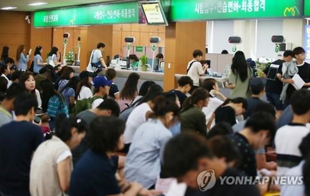 Before 1995, driver’s licenses could only be issued at government DMVs, although the backlog of applications eventually led the government to create privately-run, for-profit professional driving institutions with the right to hold examinations. (image: Yonhap)
