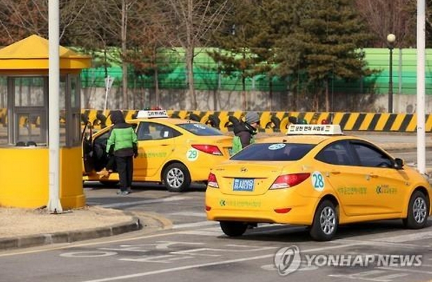 After the examination process was simplified, the passing rate for the driving course (closed course) portion of the examination jumped from 69.6 percent to 92.8 percent, but the passing rate on road tests, on the other hand, dropped from 78.7 percent to 58.5 percent. (image: Yonhap)