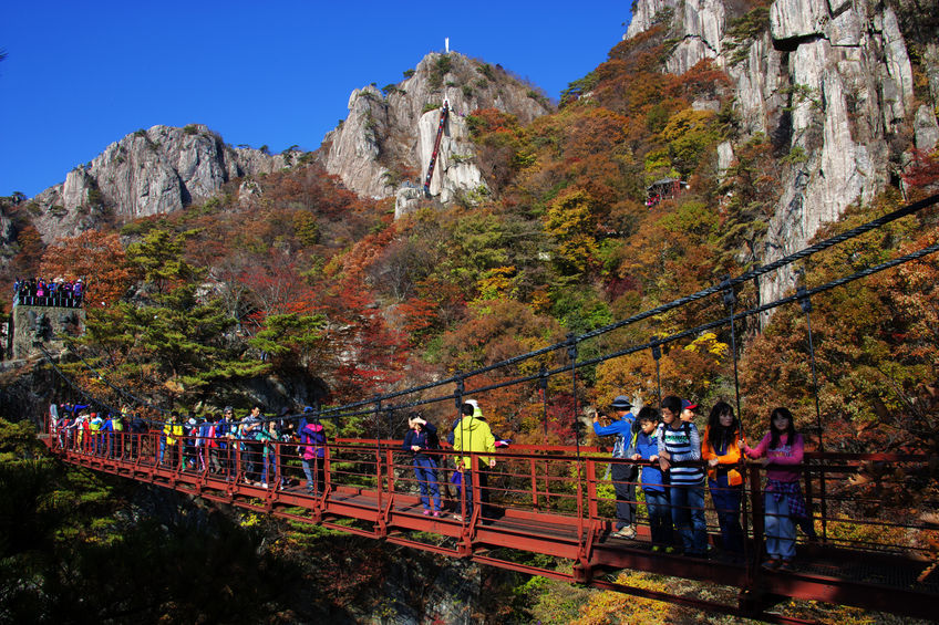 Outdoor brands are pursuing this new demographic, adopting modern and simple designs to spearhead a new fashion trend in mountain clothes, away from fancy, red-green-blue oriented designs. (image: KobizMedia/ Korea Bizwire)
