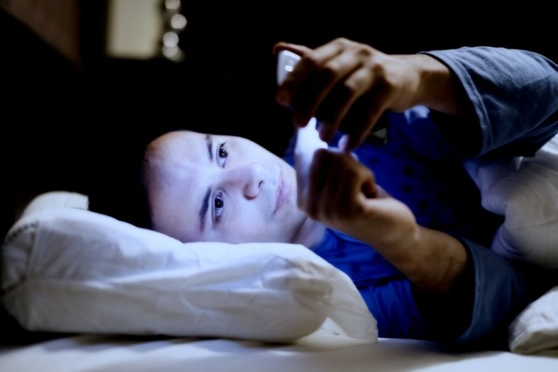 Scientists Suggest that Staring at Your Smartphone Screen Before Sleep Can Cause Depression