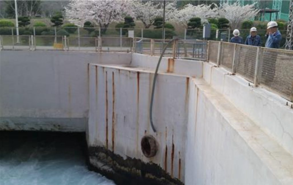 Under normal circumstances, the oil mixture must be separately stored and disposed of by an outside waste disposal company. But by using the newly-installed pump, the plant was able to discharge the toxic liquid directly into the ocean. (image: Yonhap)