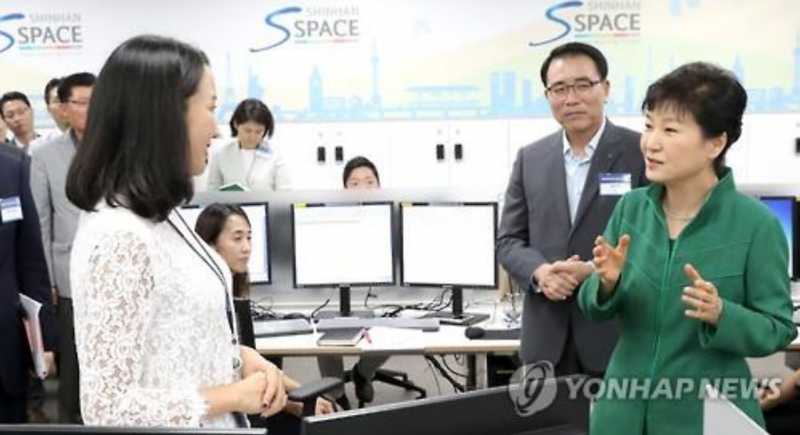 Park Visits Local Firms to Promote Flextime System