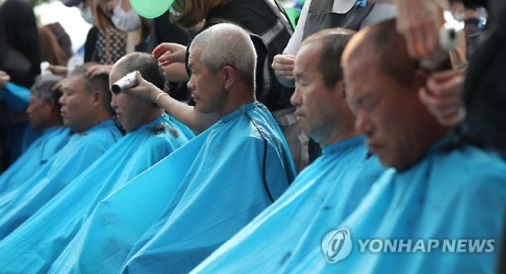 Residents of Seongju, a county 296 kilometers southeast of Seoul, shave their heads on Aug. 15, 2016, to protest the government's decision to deploy a U.S. antimissile system in their home town. A total of 908 people shaved their heads during the rally that coincided with the 71st anniversary of Korea's liberation from Japanese colonial rule. (image: Yonhap)