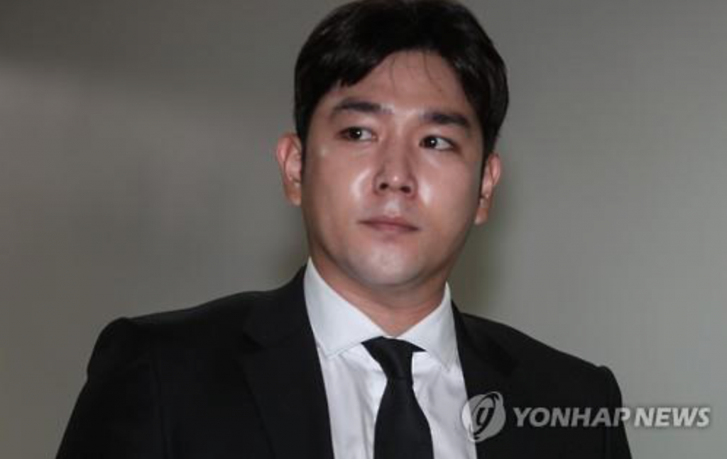 Kangin, member of K-pop boy band Super Junior enters the Seoul Central District Court on Aug. 17, 2016, to stand trial on charges of causing a traffic accident while under the influence of alcohol in May. (image: Yonhap)