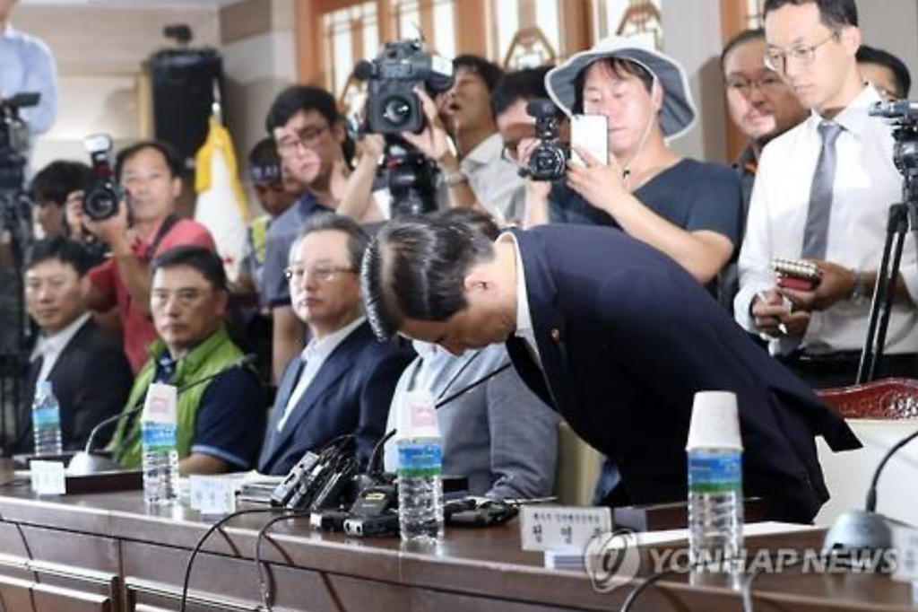 Defense Minister Han Min-koo takes a deep bow to representatives of Seongju residents before he starts a meeting with them in Seongju County building, about 300 kilometers southeast of Seoul. (image: Yonhap)