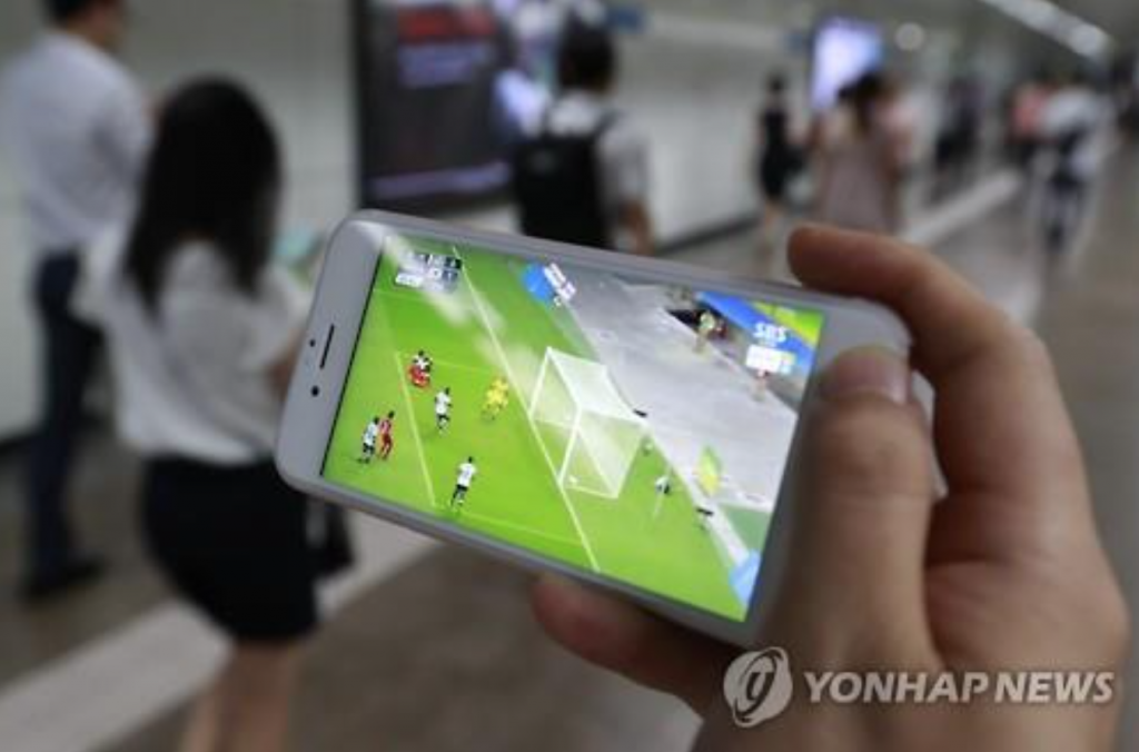 “I think the lack of support for the athletes this year is because of the time difference,” said Jung. “Since most people have to work the next day, they can’t afford to watch the events live, so instead they turn to the highlights on their mobile the following morning.” (image: Yonhap)