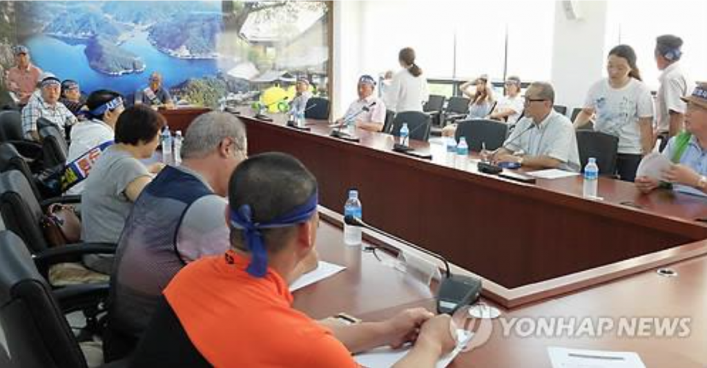 This photo, taken on Aug. 19, 2016, shows representatives of Seongju residents in talks to discuss issues related to THAAD deployment in the rural county. (image: Yonhap)