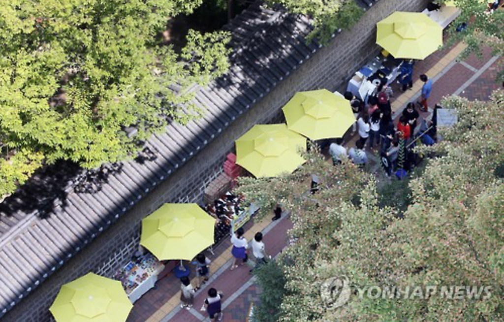 It hosted nine Deoksugung fair-shops since April this year at the Deoksugung Stonewall Walkway. According to the city government, a daily average of 62 enterprises participated in the events, creating sales revenue of 410 million won each day. (image: Yonhap)